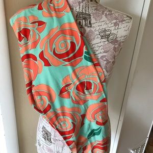 Lularoe Rose Leggings 🌹